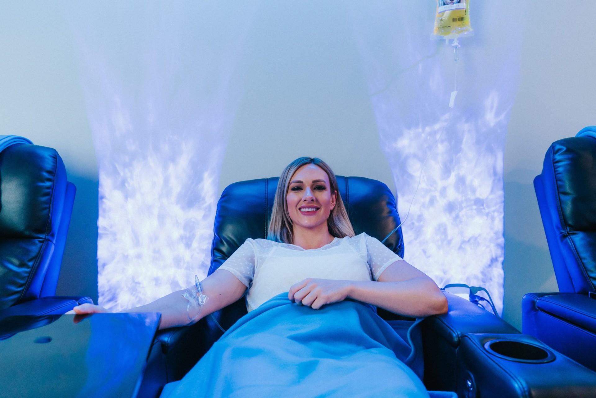 iCRYO Grosse Pointe guest relaxing during an IV drip