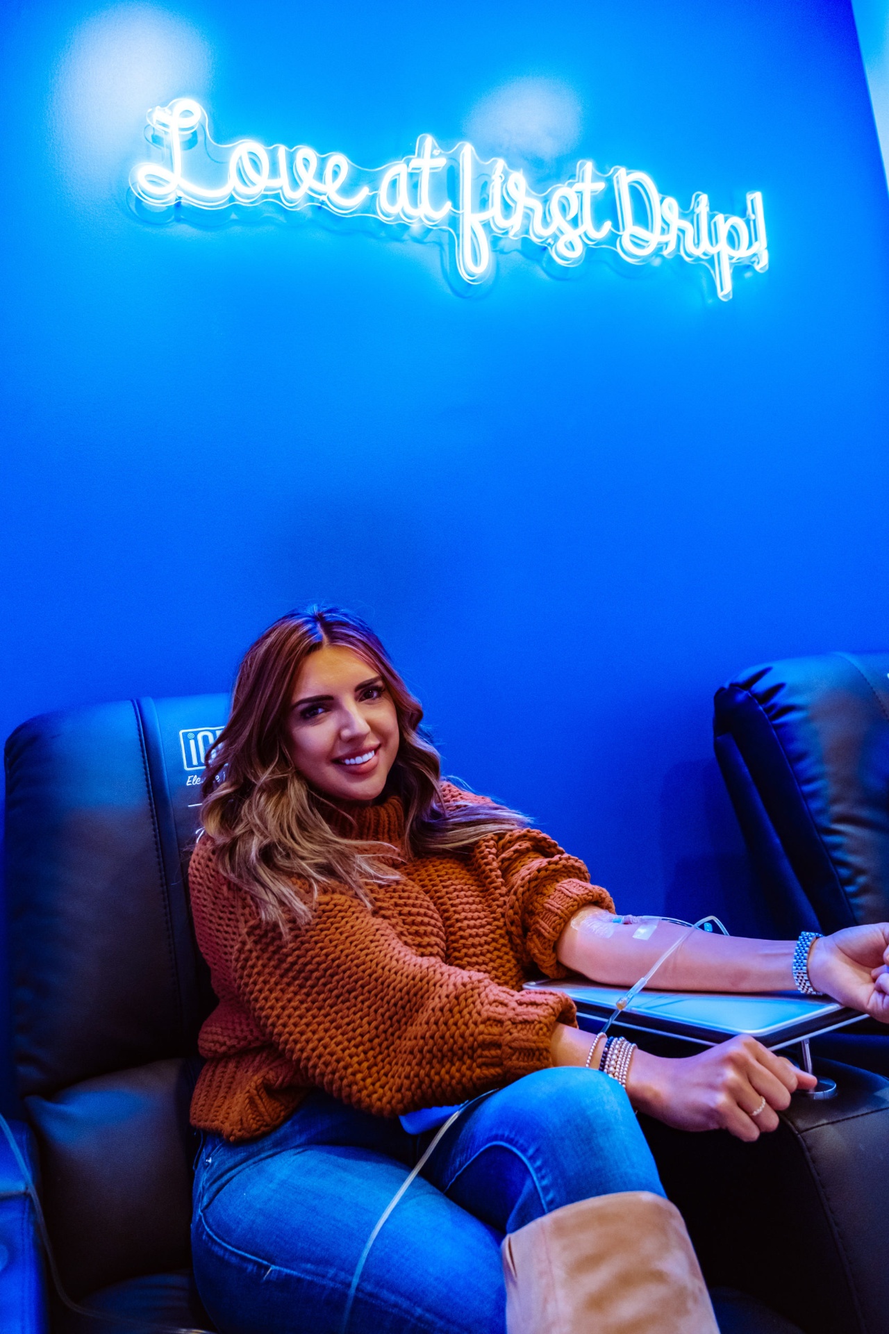 iCRYO Grosse Pointe guest receiving an IV drip in the private lounge