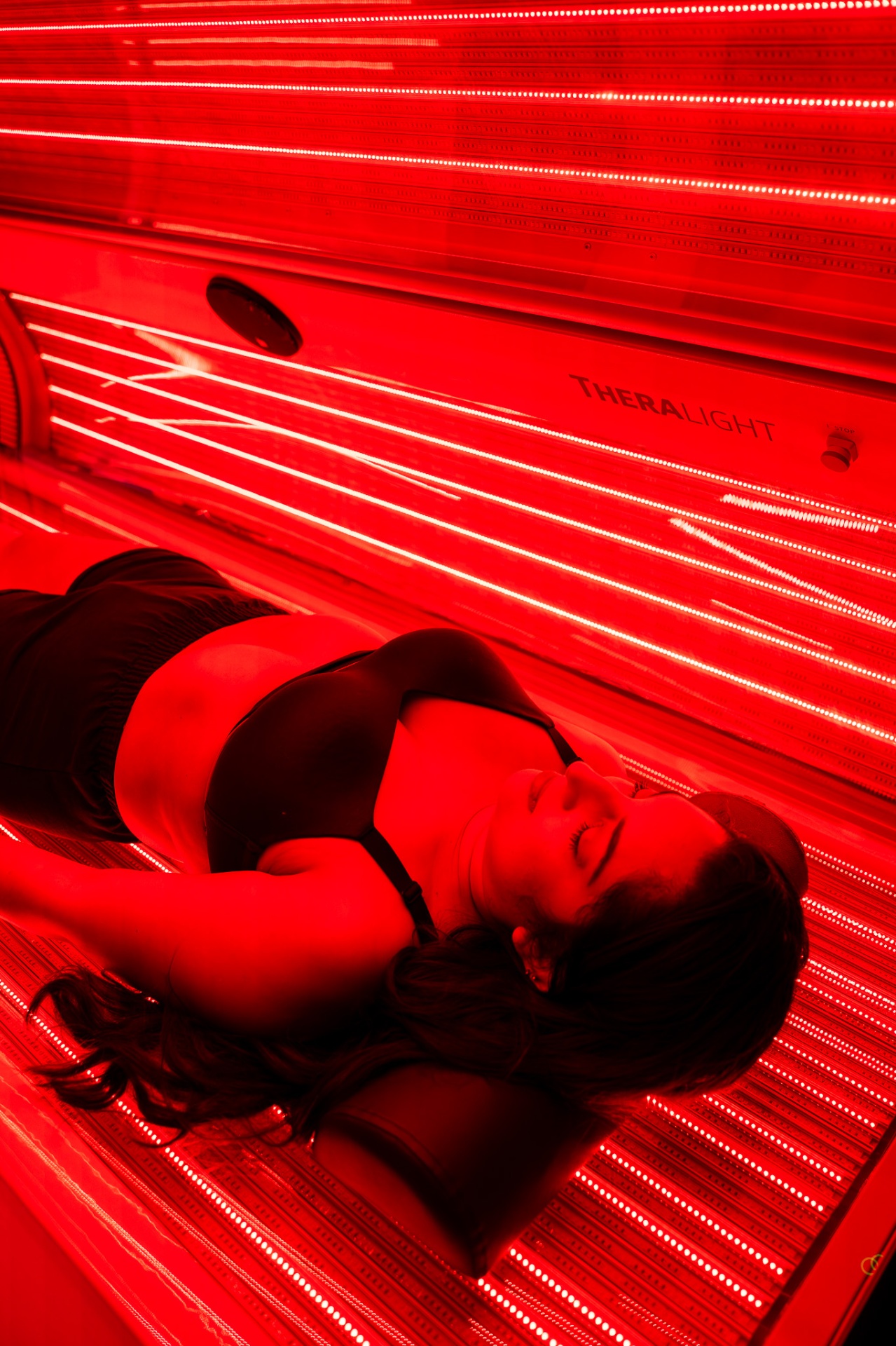iCRYO Grosse Pointe guest enjoying red light therapy