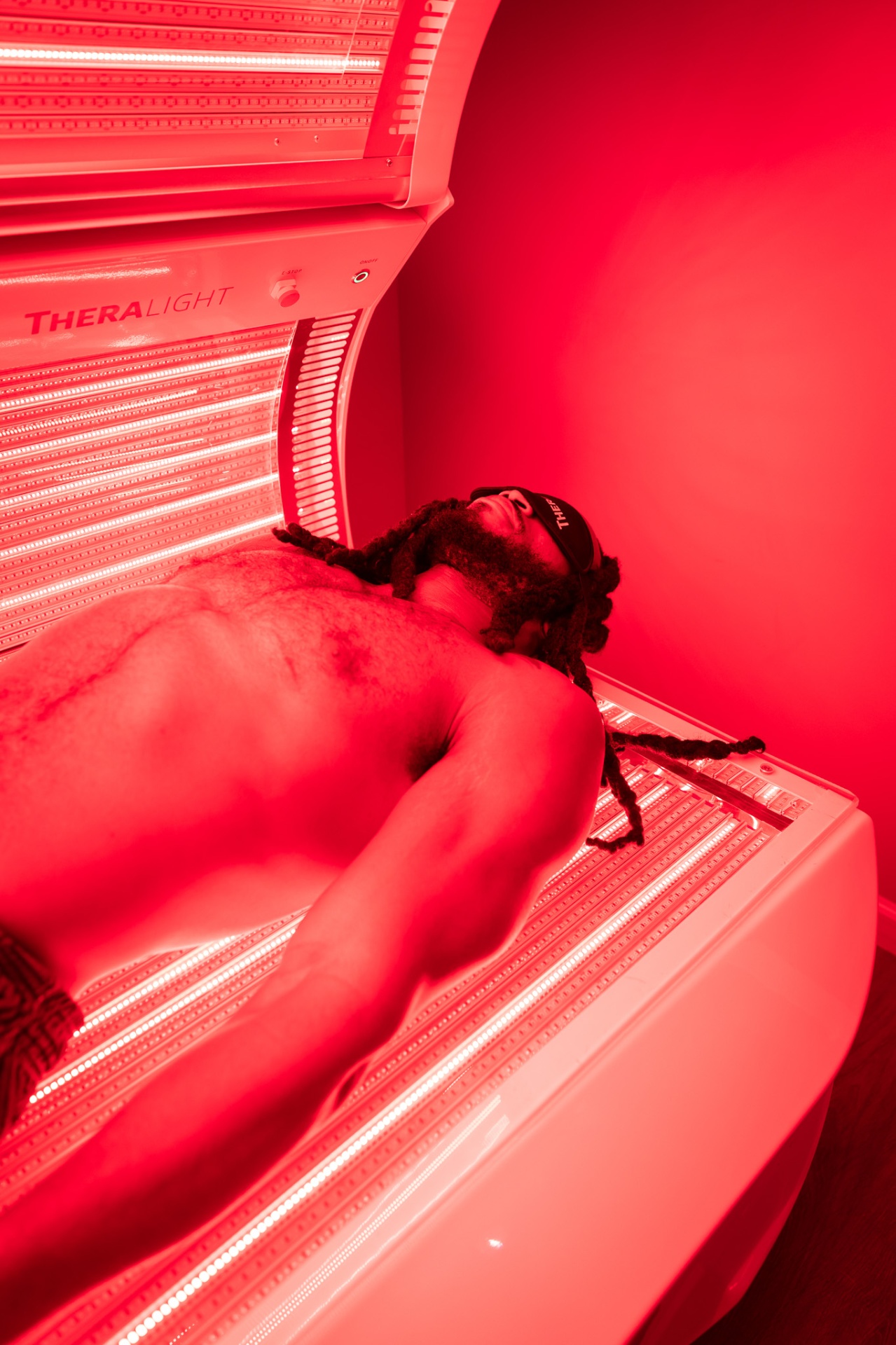 Full-Body Light Bed — Red Light at iCRYO Grosse Pointe, Grosse Pointe MI